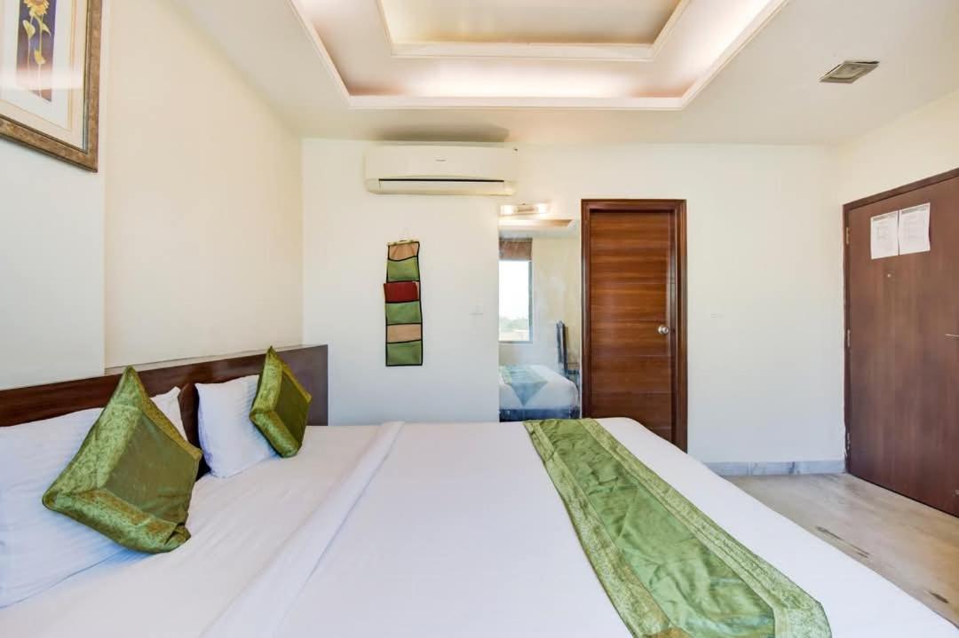 Hotel Sky Heights Jaipur Rum bild
