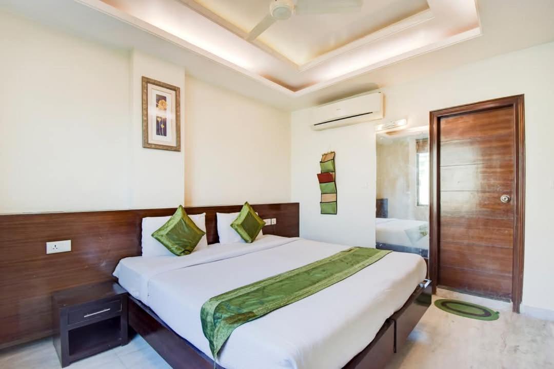 Hotel Sky Heights Jaipur Rum bild